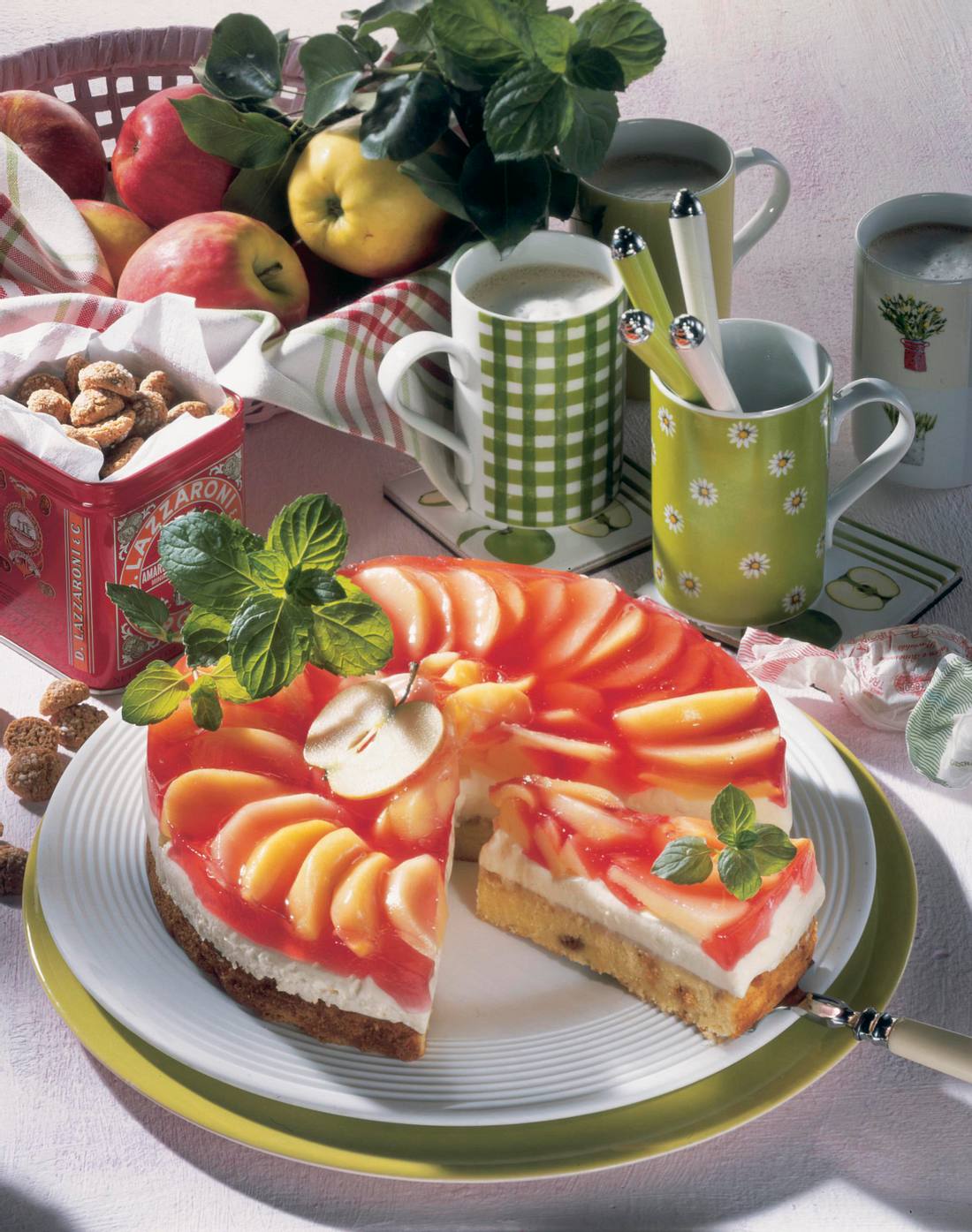 Marzipan-Mascarpone-Torte mit Apfelspalten Rezept | LECKER