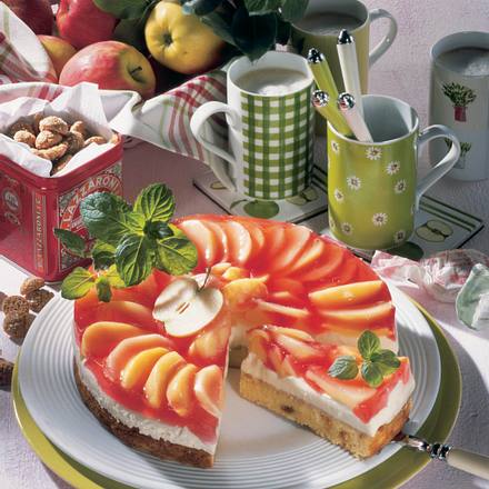 Marzipan-Mascarpone-Torte mit Apfelspalten Rezept Marzipan-Mascarpone-Torte mit Apfelspalten Rezept
