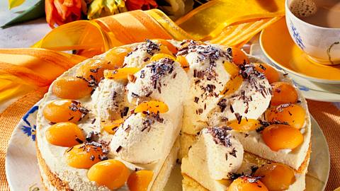 Marzipan-Mousse-Torte mit Aprikosen Rezept - Foto: House of Food / Bauer Food Experts KG