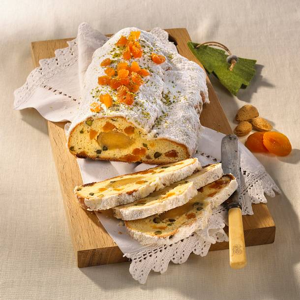 Marzipan-Quarkstollen mit Aprikosen Rezept Marzipan-Quarkstollen mit Aprikosen Rezept