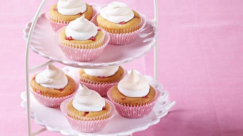Marzipan-Rhabarber-Muffins mit Baiserhaube Rezept - Foto: House of Food / Bauer Food Experts KG