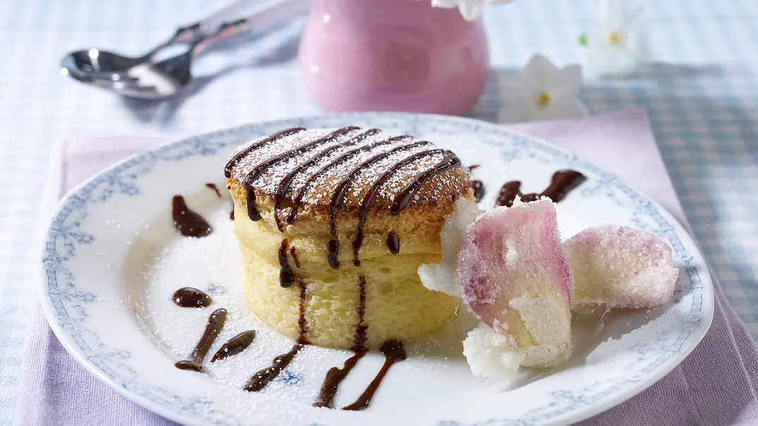 Marzipan-Soufflee mit Schokosoße Rezept - Foto: LECKER @ Bauer Media Group Marzipan-Soufflee mit Schokosoße Rezept - Foto: LECKER @ Bauer Media Group