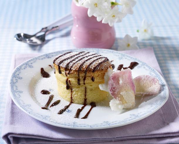 Marzipan-Soufflee mit Schokosoße Rezept Marzipan-Soufflee mit Schokosoße Rezept