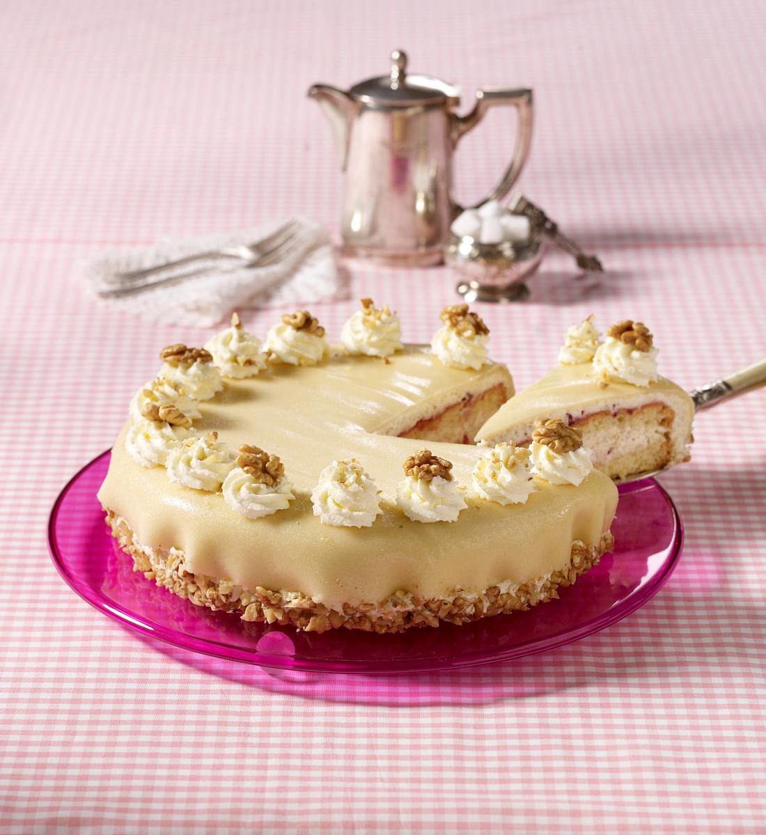 Marzipan-Torte mit Nuss-Sahne Rezept | LECKER