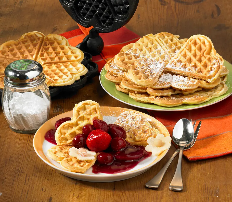 Marzipan-Waffelherzen mit Rumtopf Rezept Marzipan-Waffelherzen mit Rumtopf Rezept
