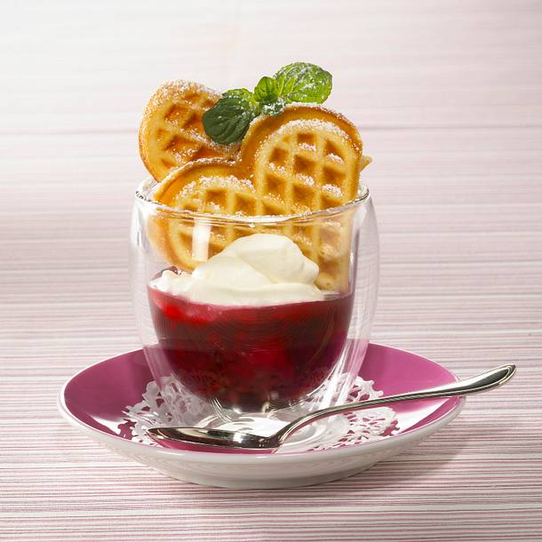 Marzipan-Waffeln mit Beerensoße Rezept Marzipan-Waffeln mit Beerensoße Rezept