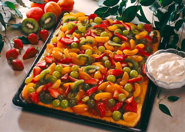 Marzipanblechkuchen mit buntem Obstbelag Rezept