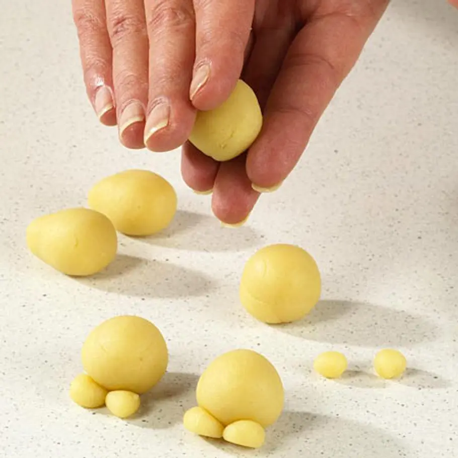 Marzipanfiguren: Häschen formen - Schritt 1: