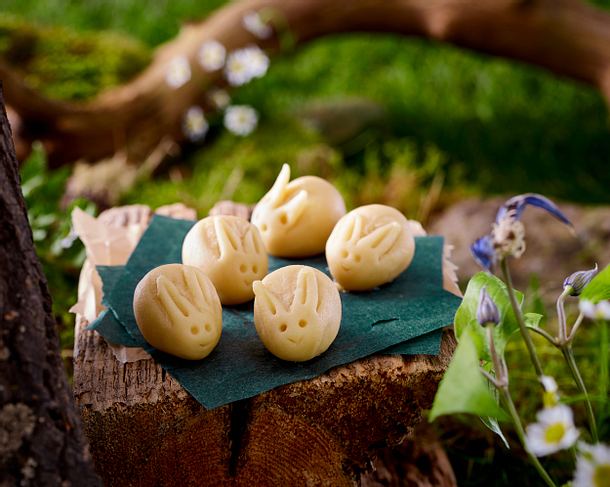 Marzipanhäschen zu Eierlikör-Hupf mit Schokogeheimnis Rezept Marzipanhäschen zu Eierlikör-Hupf mit Schokogeheimnis Rezept