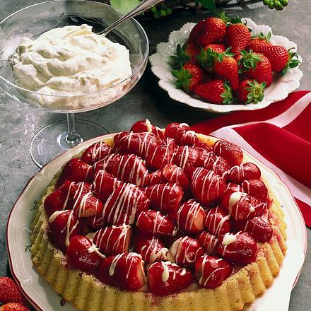 Marzipankuchen mit Erdbeeren Rezept Marzipankuchen mit Erdbeeren Rezept