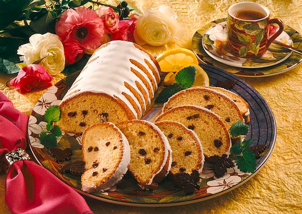 Marzipanrehrücken mit Schokoladenstückchen und Zitronenzuckerguss Rezept Marzipanrehrücken mit Schokoladenstückchen und Zitronenzuckerguss Rezept
