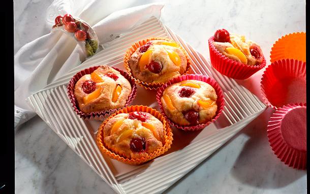 Marzipantörtchen mit Kirschen und Aprikosen Rezept Marzipantörtchen mit Kirschen und Aprikosen Rezept