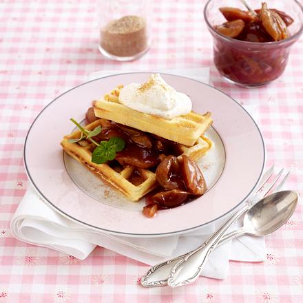 Marzipanwaffeln mit Pflaumenkompott Rezept Marzipanwaffeln mit Pflaumenkompott Rezept
