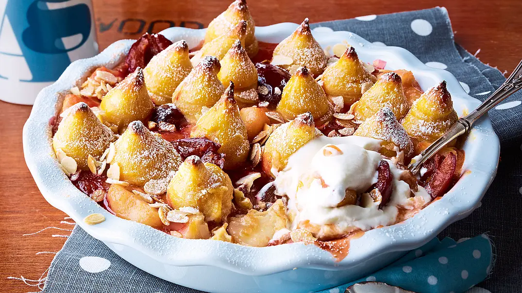 Marzipanzipfel auf Pflaumen-Birnen-Kompott Rezept - Foto: LECKER @ Bauer Media Group Marzipanzipfel auf Pflaumen-Birnen-Kompott Rezept - Foto: LECKER @ Bauer Media Group
