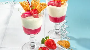Mascarpone-Creme auf Rhabarber-Erdbeer-Kompott Rezept - Foto: LECKER @ Bauer Media Group Mascarpone-Creme auf Rhabarber-Erdbeer-Kompott Rezept - Foto: LECKER @ Bauer Media Group
