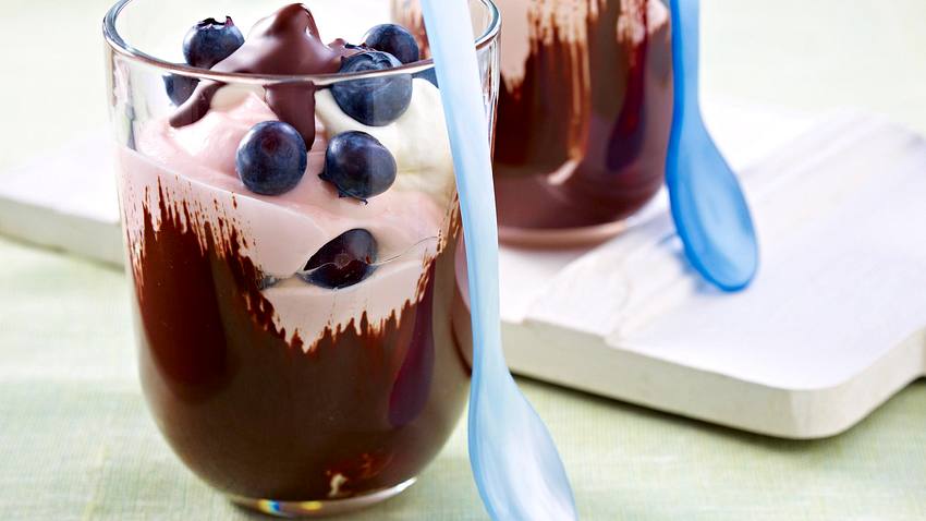 Mascarpone-Creme mit Heidelbeeren und Chili-Schokolade Rezept - Foto: House of Food / Bauer Food Experts KG