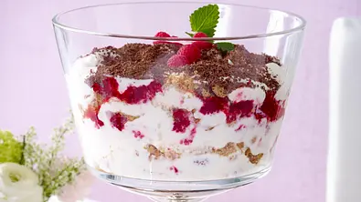 Mascarpone-Himbeer-Creme mit Amarettini Rezept - Foto: LECKER @ Bauer Media Group