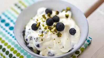 Mascarpone-Joghurtcreme mit Blaubeeren Rezept - Foto: LECKER @ Bauer Media Group