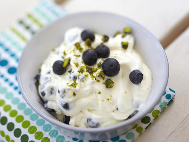 Mascarpone-Joghurtcreme mit Blaubeeren und gerösteten Pistazien Rezept Mascarpone-Joghurtcreme mit Blaubeeren und gerösteten Pistazien Rezept