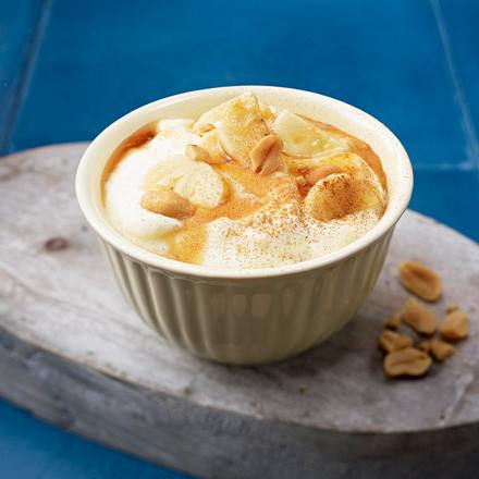 Mascarponecreme mit Bananen, Honig, Zimt und Erdnüssen Rezept