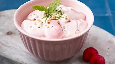 Mascarponecreme mit Himbeer, Melisse und Haselnuss-Krokant Rezept - Foto: LECKER @ Bauer Media Group