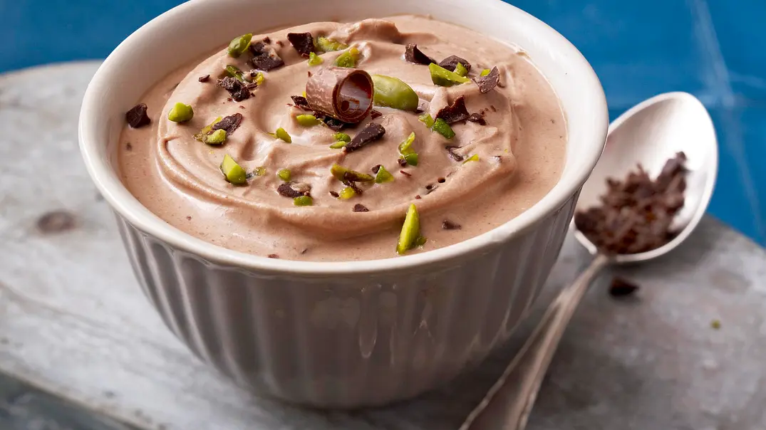 Mascarponecreme mit Schokolade und Pistazien Rezept - Foto: LECKER @ Bauer Media Group Mascarponecreme mit Schokolade und Pistazien Rezept - Foto: LECKER @ Bauer Media Group