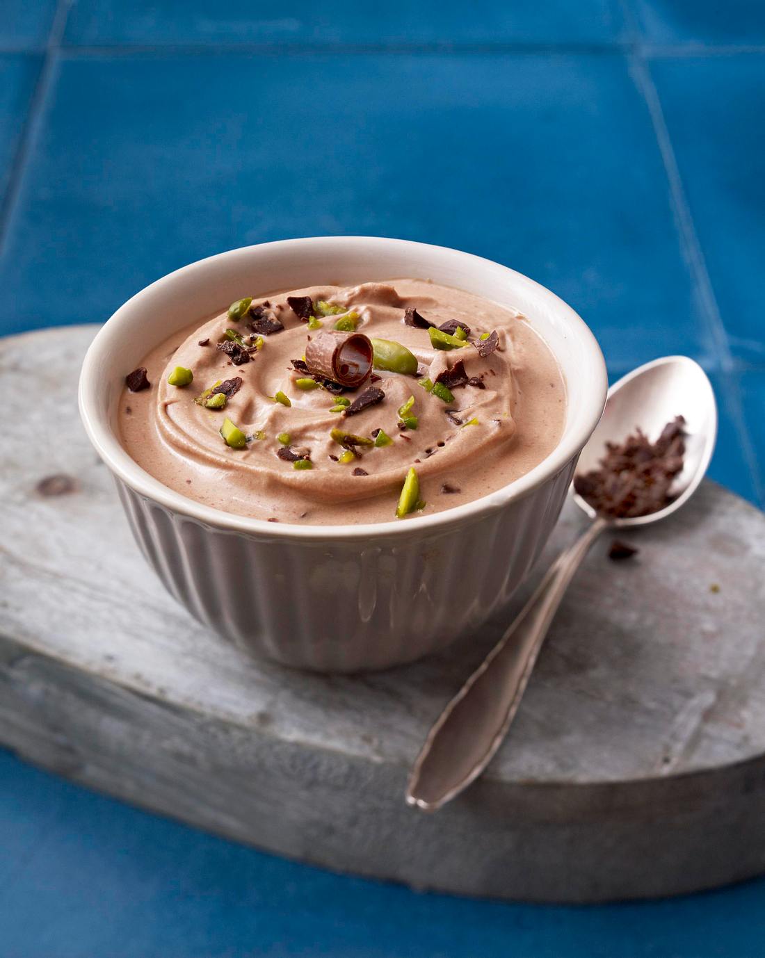 Mascarponecreme mit Schokolade und Pistazien Rezept | LECKER