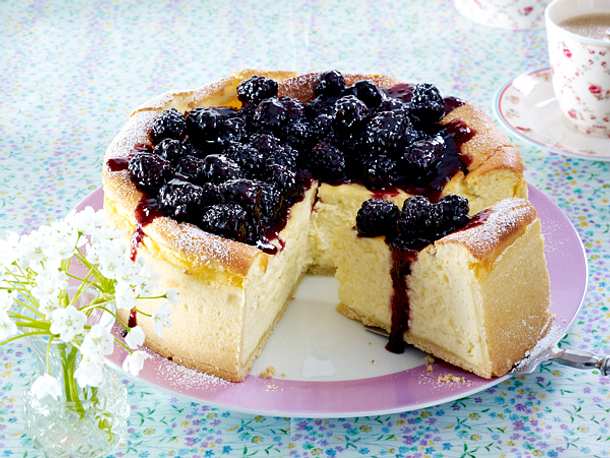 Mascarponekäsekuchen mit Brombeersoße Rezept Mascarponekäsekuchen mit Brombeersoße Rezept