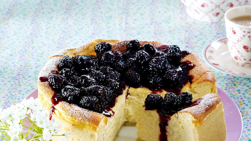 Mascarponekäsekuchen mit Brombeersoße Rezept - Foto: House of Food / Bauer Food Experts KG