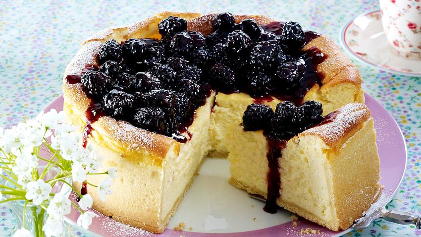 Mascarponekäsekuchen mit Brombeersoße Rezept - Foto: House of Food / Bauer Food Experts KG
