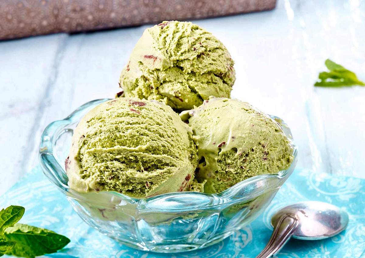 Matcha-Eis mit Minze und Schoko-Stückchen Rezept