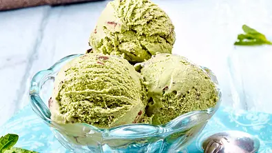 Matcha-Eis mit Minze und Schoko-Stückchen Rezept - Foto: LECKER @ Bauer Media Group