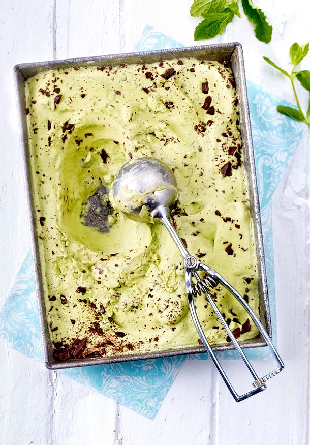 Matcha-Eis mit Minze und Schoko-Stückchen Rezept | LECKER