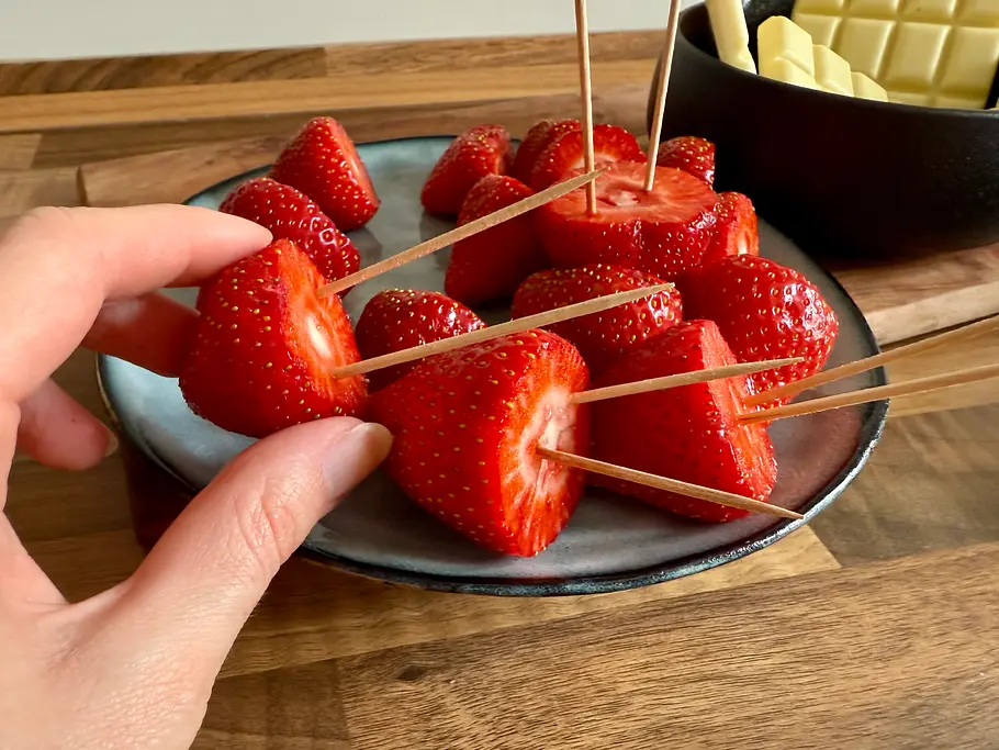 zur Vorbereitung stecke ich jeweils zwei Zahnstocher von oben in die Erdbeeren.