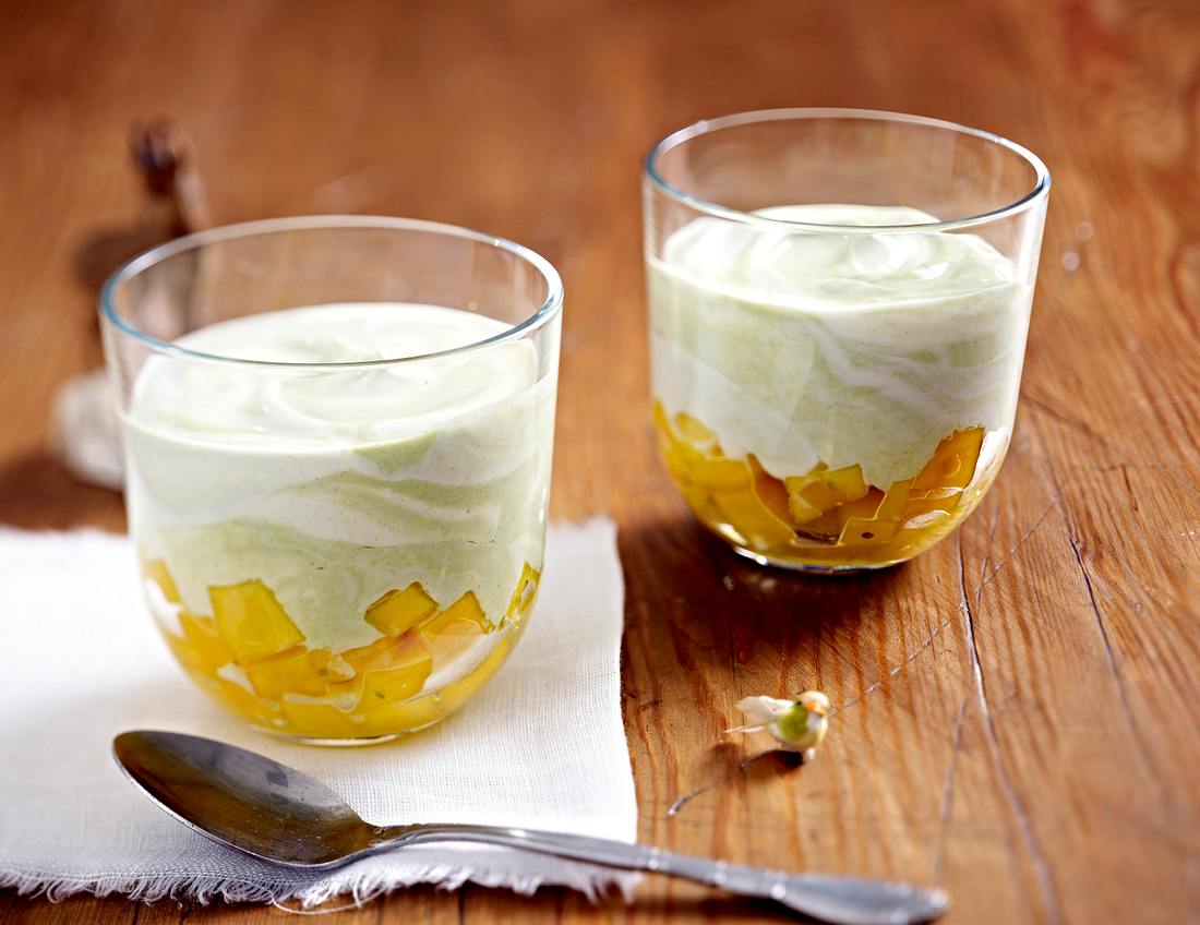 Matcha-Joghurt auf Mangosalat Rezept