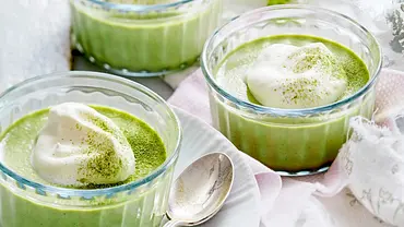 Matcha-Pannacotta - Foto: LECKER @ Bauer Media Group Matcha-Pannacotta - Foto: LECKER @ Bauer Media Group