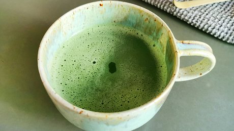 Selbst gemachter Matcha-Tee in einer Tasse - Foto: Birte Wloka / LECKER.de