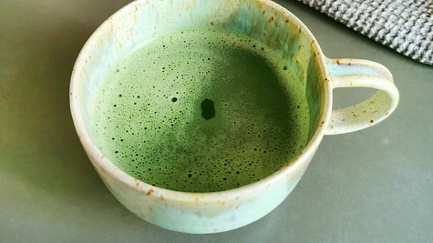 Selbst gemachter Matcha-Tee in einer Tasse - Foto: Birte Wloka / LECKER.de