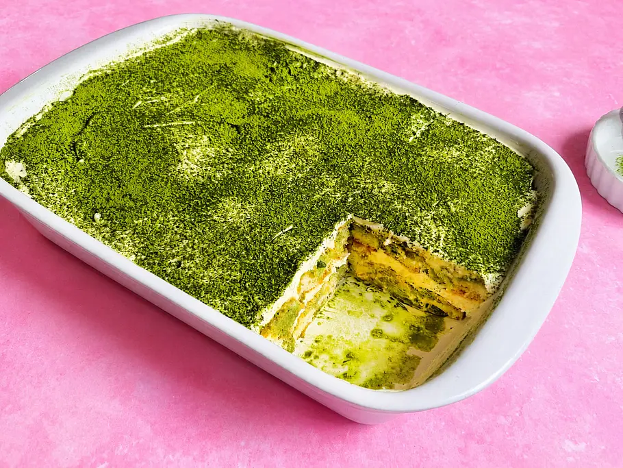 Matcha-Tiramisu Matcha-Tiramisu in einer weißen Auflaufform.