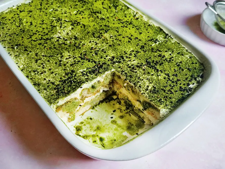 Matcha-Tiramisu mit Sesam Matcha-Tiramisu mit schwarzem Sesam in einer Auflaufform serviert.