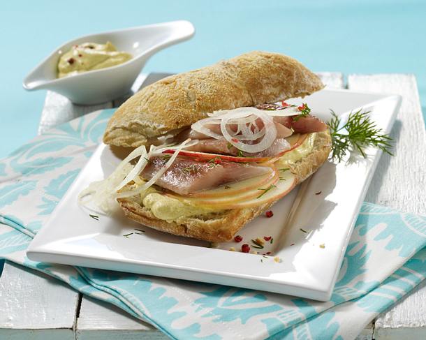 Matjes-Baguettebrötchen mit Äpfeln und Currycreme Rezept Matjes-Baguettebrötchen mit Äpfeln und Currycreme Rezept
