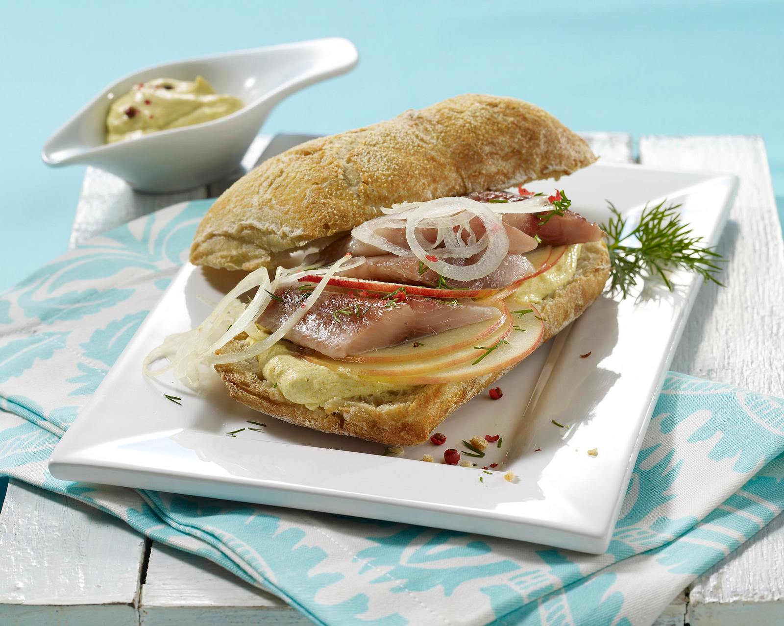 Matjes-Baguettebrötchen mit Äpfeln und Currycreme Rezept | LECKER