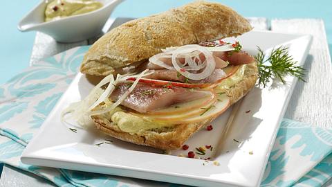 Matjes-Baguettebrötchen mit Äpfeln und Currycreme Rezept - Foto: House of Food / Bauer Food Experts KG