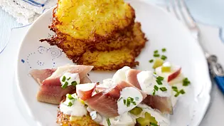 Knusprige Reibekuchen mit Matjes-Salat, Schmand und Schnittlauch. - Foto: LECKER @ Bauer Media Group Knusprige Reibekuchen mit Matjes-Salat, Schmand und Schnittlauch. - Foto: LECKER @ Bauer Media Group