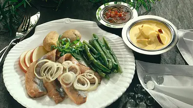Matjes mit zwei verschiedenen Soßen Rezept - Foto: LECKER @ Bauer Media Group