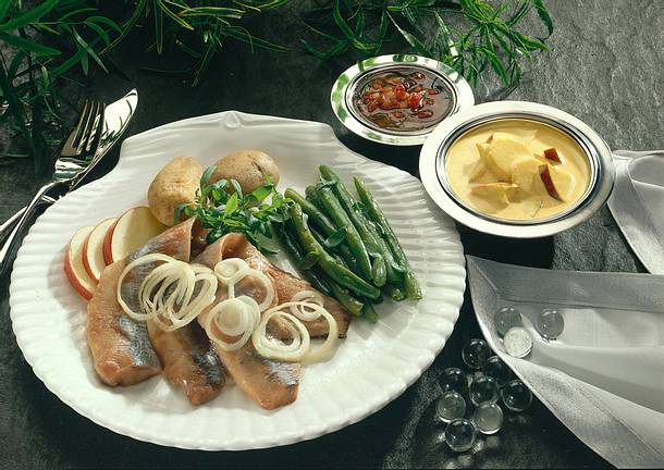 Matjes mit zwei verschiedenen Soßen Rezept Matjes mit zwei verschiedenen Soßen Rezept