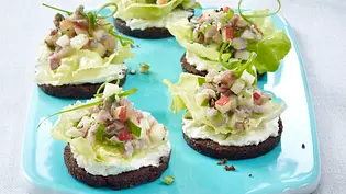 Matjes-Tatar aufs Pumpernickel Rezept - Foto: LECKER @ Bauer Media Group Matjes-Tatar aufs Pumpernickel Rezept - Foto: LECKER @ Bauer Media Group