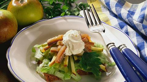 Matjesfilet auf Schwarzbrot Rezept - Foto: Horn