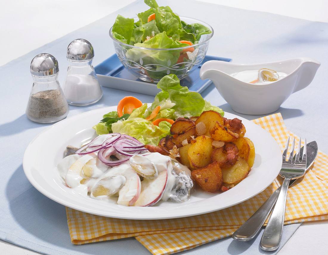 Matjesfilet mit Apfel-Remoulade und Bratkartoffeln Rezept | LECKER