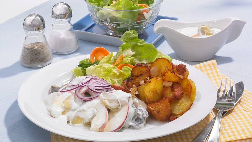 Matjesfilet mit Apfel-Remoulade und Bratkartoffeln Rezept - Foto: Pretscher, Tillmann